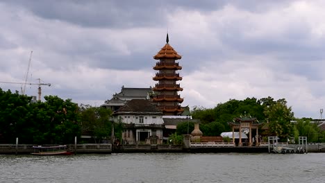 El-Templo-Y-Pagoda-Che-Chin-Khor-En-El-Río-Chaophraya-Es-Famoso-Entre-Los-Devotos-Y-Entre-Los-Dibujantes,-Fotógrafos-Y-Turistas-De-Todo-El-Mundo