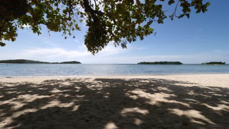 Weitwinkelaufnahme-In-Thailand-Unter-Einem-Baum-Mit-Blick-Auf-Den-Strand-Und-Das-Wasser