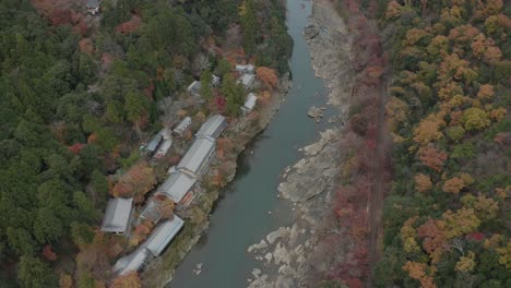 Japanischer-Tempel-Und-Malerische-Sagano-Bahnlinie-In-Arashiyama,-Kyoto