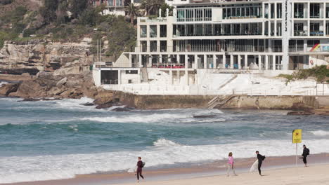 In-Neoprenanzügen-Gekleidete-Surfer-Bereiten-Sich-An-Einem-Sommertag-In-Australien-Darauf-Vor,-Zum-Shore-Break-Zu-Paddeln