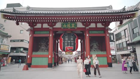 Menschen-Mit-Gesichtsmasken,-Die-Während-Der-Coronavirus-Pandemie-In-Asakusa-Am-Kaminarimon-Tor-Senso-ji-Spazieren