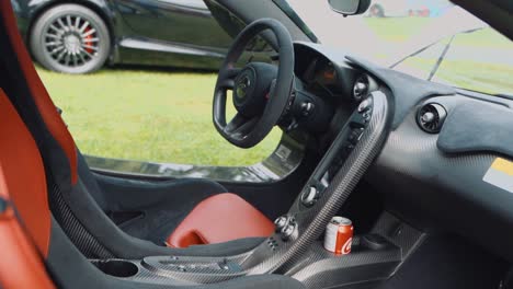 Mclaren-P1-Lujoso-Interior-Rojo-Y-Negro-En-Una-Exhibición-De-Autos