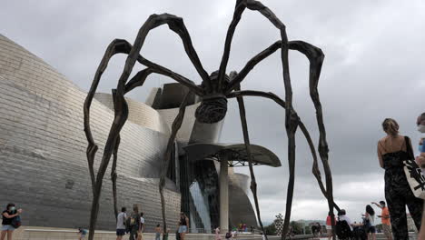 Escultura-De-Arte-Maman-Spider-Cerca-Del-Museo-Guggenheim,-ángulo-Bajo-Estático