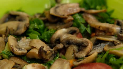 Köstlicher-Frischer-Salat-Mit-Gemüse-Und-Pilzen,-Nahaufnahme
