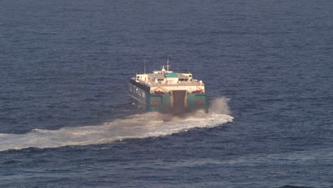 Barco-Marítimo-Aislado-Haciendo-Un-Giro,-Emitiendo-Gases-Oscuros-De-Escape-Lentamente