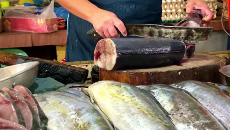 Schneiden-Und-Filetieren-Eines-Fisches-Auf-Einem-Lokalen-Nassmarkt-Auf-Den-Philippinen-–-Markt-Und-Fischereiindustrie