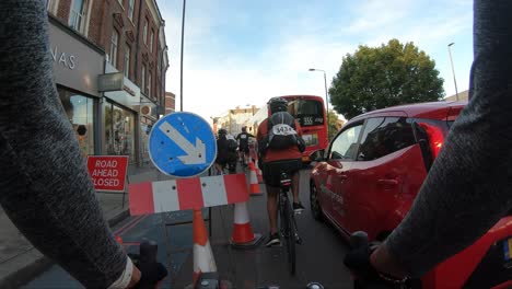 POV-Bewegt-Sich-Langsam-Am-Verkehr-Im-Süden-Londons-Vorbei-Auf-Einer-Radtour-Von-London-Nach-Brighton