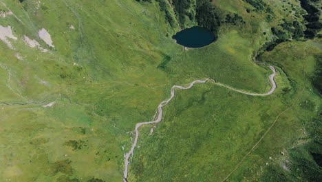 Vista-Desde-La-Pista-Alta-En-Los-Glaciares-De-Las-Montañas-Del-Cáucaso,-Hierba-Verde,-Lagos-Salvajes
