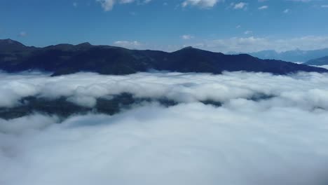 Nubes-Densas-En-La-Luz-De-La-Mañana-Temprano-En-Los-Alpes-De-Austria