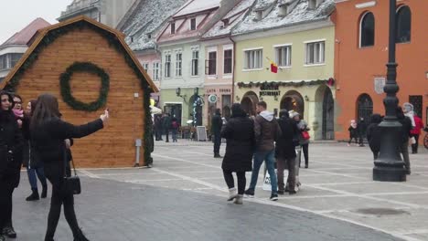 Paisaje-Urbano-En-Diciembre-En-Las-Calles-De-Brasov-Con-Luces-Navideñas-Y-Tiendas-En-Una-Zona-Turística-Y-Poblada