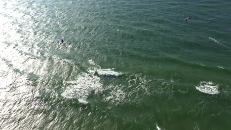 Aéreo:-Toma-Bloqueada-De-Surfistas-En-El-Verde-Mar-Báltico-En-Un-Día-Soleado-Y-Brillante-Con-Luz-Natural