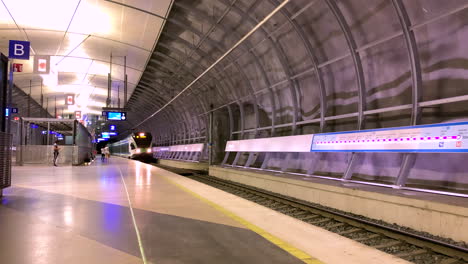 Tren-Que-Llega-A-Una-Estación-De-Tren-Casi-Vacía-En-Helsinki,-Finlandia,-Debido-A-La-Pandemia-De-Covid-19