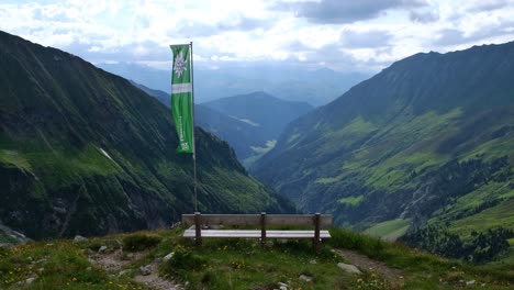 Holzbank-Und-Grüne-Flagge-Des-Astrischen-Alpenvereins