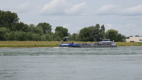 Frachtkahn,-Der-Auf-Dem-Rhein-Vorbeifährt