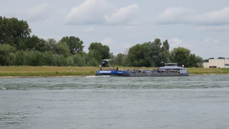 Barcaza-De-Carga-Pasando-Por-El-Río-Rin.