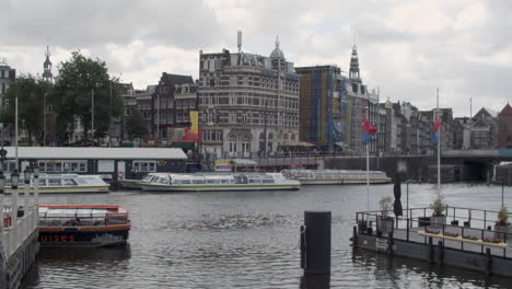 Descripción-Estática-Del-Canal-En-El-Centro-Histórico-De-La-Ciudad-De-Amsterdam