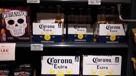 Corona-Bier-In-Den-Regalen-Eines-Kaufhauses-Neben-Anderen-Getränken