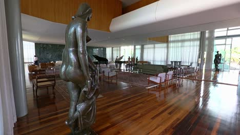 Primer-Plano-De-La-Estatua-Decorativa-En-La-Sala-De-Música-Del-Palacio-Alvorada,-En-La-Casa-Oficial-Del-Presidente