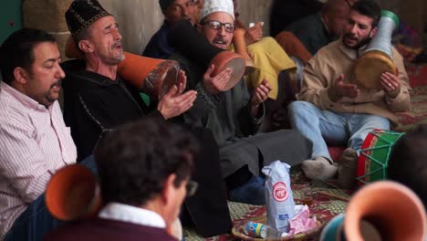 Erhöhte-Ansicht-Von-Männern,-Die-Während-Einer-Sufi-Zeremonie-In-Essaouira,-Marokko,-In-Trance-Verfallen,-Trommeln-Spielen-Und-Singen