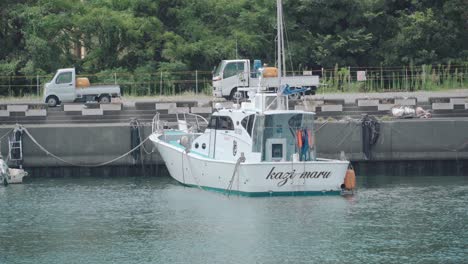 White-Yacht-Moored-On-The-Dock-Near-The-Numazu-Fish-Market-In-Shizuoka,-Japan