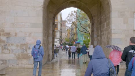 Ein-Blick-Auf-Die-Straßen-Kataloniens,-Während-Es-Regnet-Und-Touristen-Mit-Sonnenschirmen-Besuchen,-Spanien