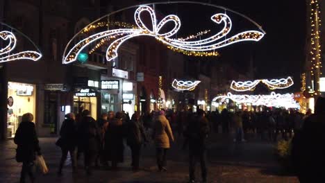 Nachtansicht-Der-Weihnachtsbeleuchtung-Und-Geschäfte-Der-Stadt,-Gefüllt-Mit-Touristen