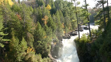 Mächtiger-Wasserfall,-Der-In-Beeindruckender-Geologie-Einen-Massiven-Felspfad-Hinunterstürzt