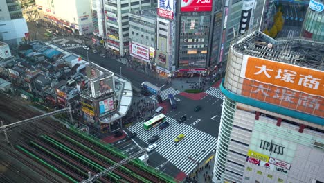 Aktiver-Blick-Auf-Die-Stadt-Tokio-Von-Oben,-Menschen,-Autos-Und-Züge,-Die-Durch-Die-Gebäude-In-Der-Nähe-Von-Shinjuku-Fahren