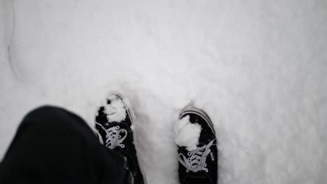 POV-Schuhe-Laufen-Durch-Den-Frischen-Winterschneesturm-Und-Hinterlassen-Fußspuren