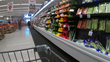 Punto-De-Vista-Del-Carrito-De-Compras-Mientras-Pasa-Por-La-Sección-De-Productos-Frescos-En-El-Supermercado