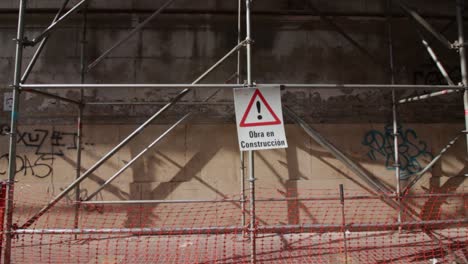 „Arbeiten-Im-Bau“-Schild-In-Der-Innenstadt-Von-Buenos-Aires