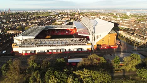 Ikonisches-Liverpool-Anfield-LFC-Stadion,-Fußballplatz,-Luftaufnahme,-Langsame-Umlaufbahn,-Linke-Ansicht
