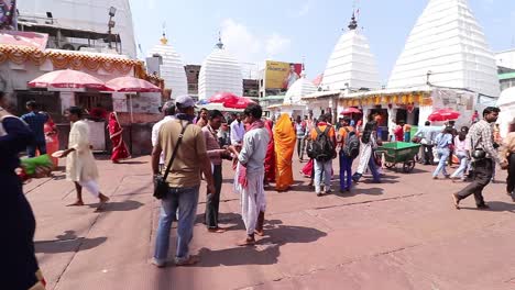 Se-Observa-Menos-Multitud-De-Peregrinos-En-El-Templo-Baidyanath-Dham-En-Deoghar,-Jharkhand