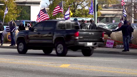 Trump-Anhängerin-Bei-Kundgebung-Mit-Amerikanischer-Flagge