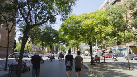 Pov,-Wie-Man-Mit-Menschen-Auf-Einem-Boulevard-Von-Barcelona-Spaziert-Und-In-Die-U-Bahn-Einsteigt