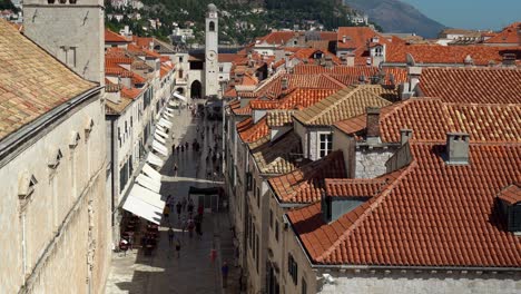Derribado-En-La-Calle-Principal-Del-Casco-Antiguo-De-Dubrovnik-Con-Muy-Pocas-Personas-Debido-A-Los-Tiempos-De-Covid