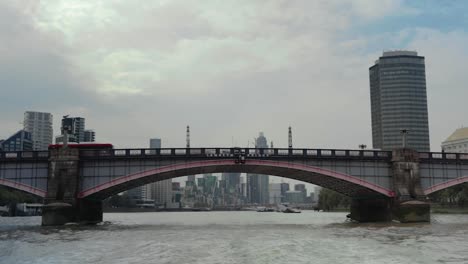 Vista-Del-Puente-De-Lambeth,-Nueve-Olmos-En-Londres-Visto-Desde-Un-Barco