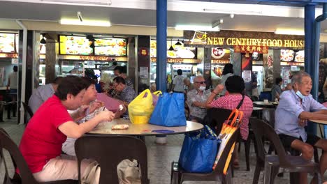 Grupo-De-Personas-Comiendo-Y-Bebiendo-Cafetería-En-Toa-Payoh