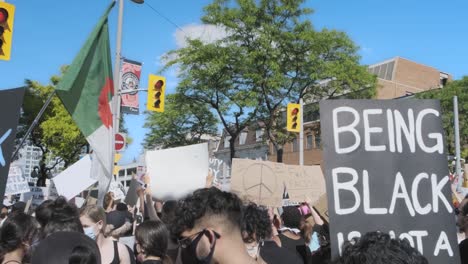 Große-Gruppe-Von-Demonstranten-Vor-Der-Amerikanischen-Botschaft-In-Ottawa,-Ontario