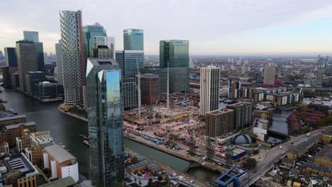 Canary-Wharf-Downtown-Business-Skyscraper-Buildings-in-London,-Aerial