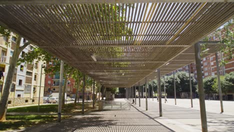 Avance-Caminando-Tiro-En-El-Barrio-De-Sant-Martí-En-La-Ciudad-De-Barcelona-Capital-De-Cataluña-España