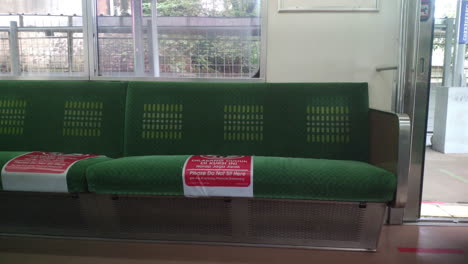 Im-KRL-Zug-In-PSBB-Zeit-Mit-Verbotenen-Sitzplätzen,-Um-Den-Abstand-Einzuhalten