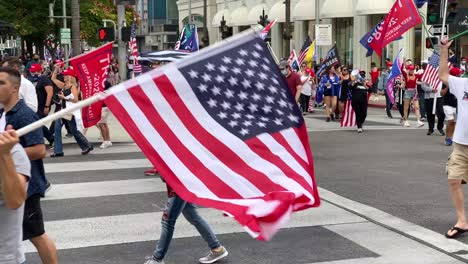 Partidarios-De-Trump,-Bandera-Estadounidense,-Campaña-De-Rally-En-Rodeo-Drive-En-Beverly-Hills