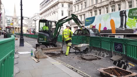 Miniexcavadora-Trabajando-En-La-Famosa-Calle-De-Londres-Para-Crear-Aceras-Más-Amplias-Y-Carril-Bici