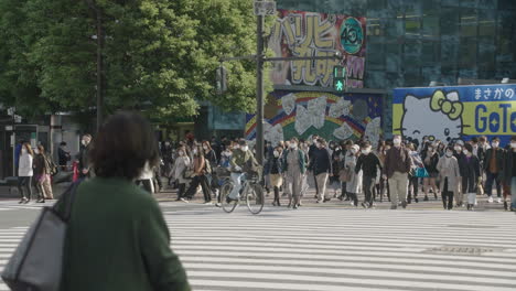 Fußgänger-Mit-Gesichtsmaske,-Die-Während-Des-Coronavirus-In-Shibuya,-Tokio,-Japan,-Am-Shibuya-Kreuz-Gehen