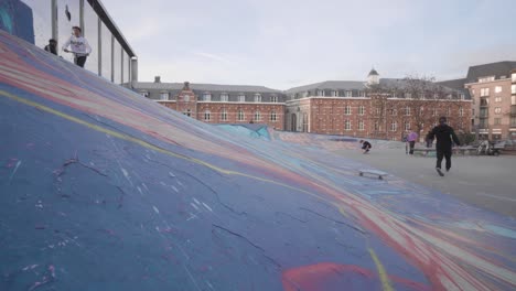 Un-Skater-Intenta-Realizar-Un-Truco-Con-La-Patineta,-Falla-Y-Casi-Se-Cae,-Intento-Fallido-De-Salto-En-Un-Parque-De-Patinaje,-Bruselas,-Bélgica