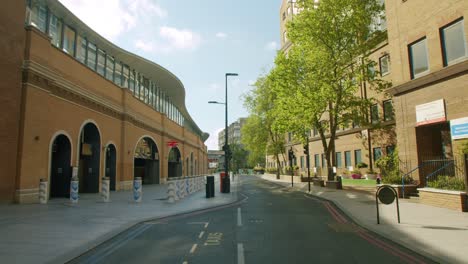 Cierre-En-Londres,-Calles-Vacías-Frente-A-La-Estación-De-Tren-Del-Puente-De-Londres,-Southwark-En-Un-Día-Soleado-De-Verano,-Durante-La-Pandemia-De-Covid-19-2020