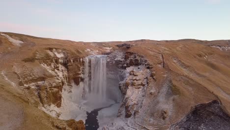 La-Vista-Aérea-Se-Mueve-Desde-Lejos-Cerca-De-Seljalandsfoss