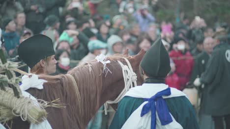 Sacred-Horse-Standing-With-The-Crowd-Of-People-During-The-Traditional-Teppo-Matsuri-Festival-In-Chichibu,-Tokyo,-Japan