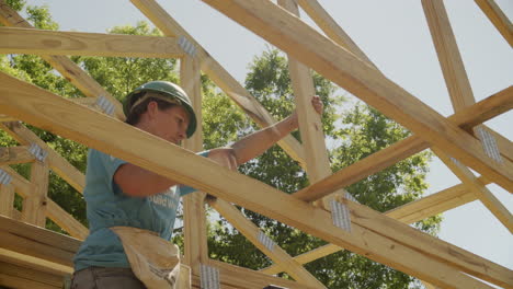 Trabajador-De-La-Construcción-Femenina-Conduciendo-Un-Martillo-Mientras-Está-En-La-Escalera